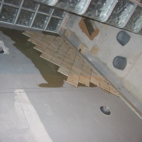 Murerarbejde på nyt badeværelse i Gilleleje – fliselægning i bruseniche med glasbyggestensvæg