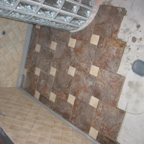 Murerarbejde på nyt badeværelse i Gilleleje – lægning af gulvfliser ved glasbyggestensbruseniche