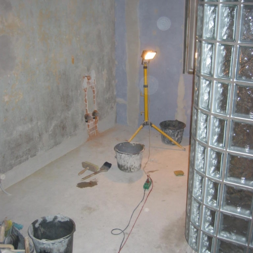 Murerarbejde på nyt badeværelse i Gilleleje under renovering med opbygning af bruseniche i glasbyggesten