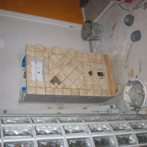 Murerarbejde på nyt badeværelse i Gilleleje – flisearbejde omkring indbygget toilet