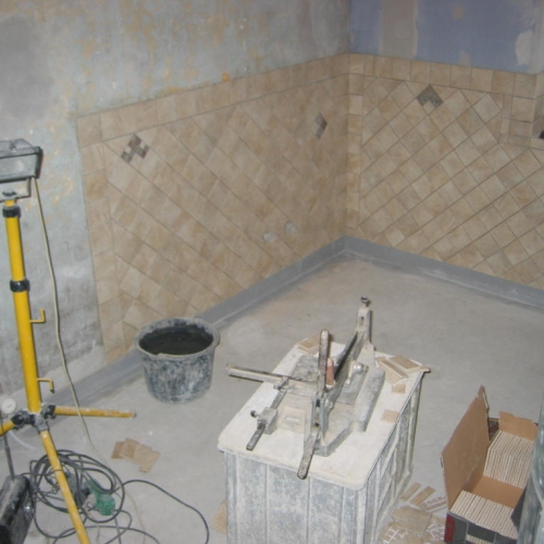 Murerarbejde på nyt badeværelse i Gilleleje – opsætning af vægfliser under renovering