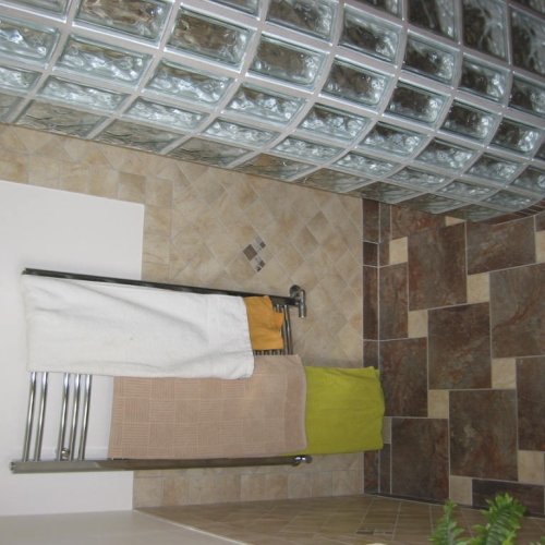 Nyt badeværelse i Gilleleje – færdig bruseniche med glasbyggesten og håndklædevarmer