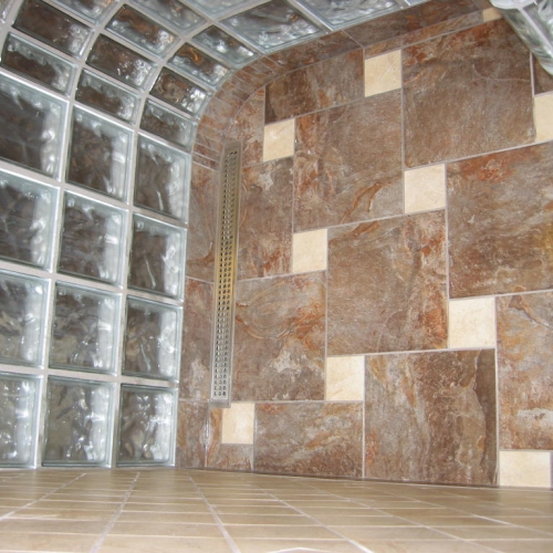 Nyt badeværelse i Gilleleje – færdigt resultat af bruseniche med glasbyggestensvæg og gulvfliser