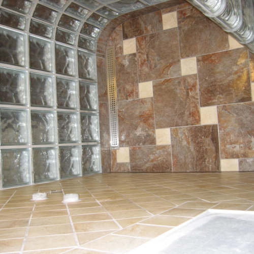 Nyt badeværelse i Gilleleje – færdig bruseniche med glasbyggestensvæg og gulvfliser