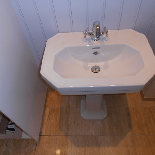 Flisearbejde omkring vask på søjle i nyt badeværelse i Gilleleje