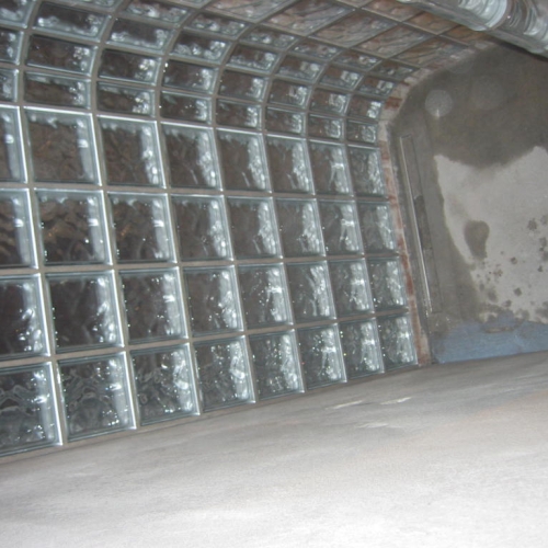 Nyt badeværelse i Gilleleje med glasbyggestensvæg i bruseniche under opbygning