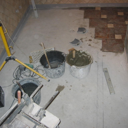 Nyt badeværelse i Gilleleje – påbegyndt lægning af gulvfliser ved glasbyggestensbruseniche