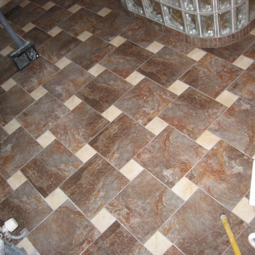 Nyt badeværelse i Gilleleje – resultat med færdiglagte gulvfliser ved glasbyggestensbruseniche