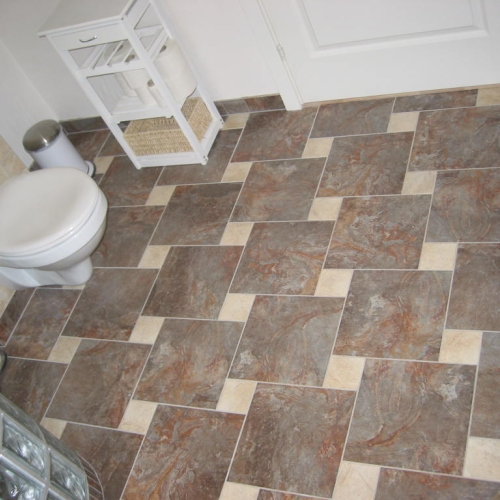 Nyt badeværelse i Gilleleje – færdiglagt gulv med fliser og toiletområde