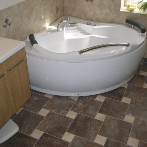 Nyt badeværelse i Gilleleje – færdigt resultat med hjørnebadekar, vægfliser og gulvfliser