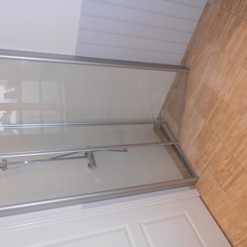 Installation af glasdøre til bruseniche i nyt badeværelse i Gilleleje