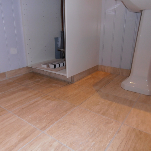 Lægning af gulvfliser under renovering af nyt badeværelse i Gilleleje