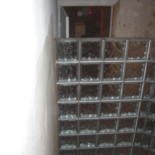 Resultat af nyt badeværelse i Gilleleje – glasbyggestensvæg i bruseniche