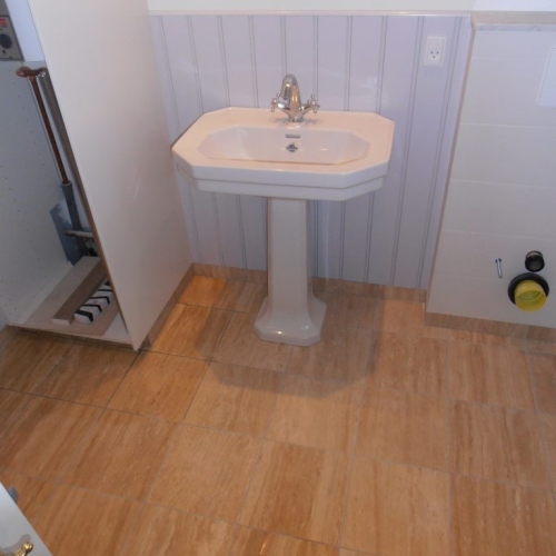 Nyt badeværelse i Gilleleje med klassisk fritstående vask på søjle