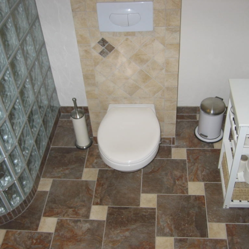 Nyt badeværelse i Gilleleje – færdigt toiletområde ved glasbyggestensbruseniche