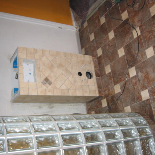 Nyt badeværelse i Gilleleje – færdiglagt gulv og flisearbejde omkring indbygget toilet