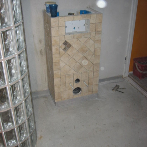 Nyt badeværelse i Gilleleje – flisearbejde omkring indbygget toilet