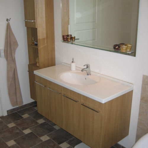 Nyt badeværelse i Gilleleje – vask med skabsmøbel, spejl og belysning