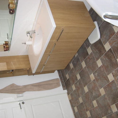 Nyt badeværelse i Gilleleje – færdigt resultat med vask, spejl og skabsarrangement