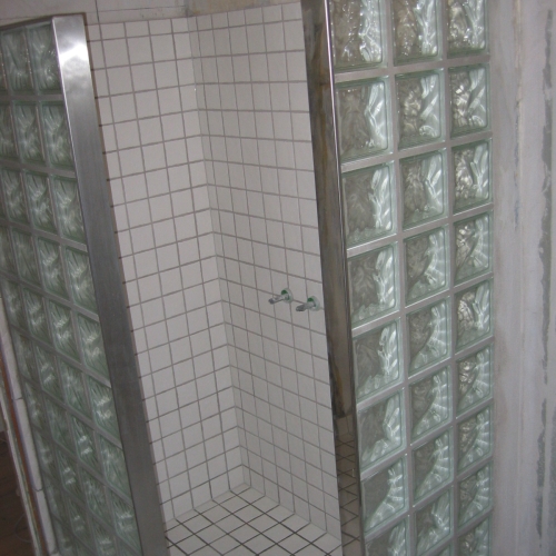 Færdig bruseniche med glasbyggesten og fliser i nyt badeværelse i København