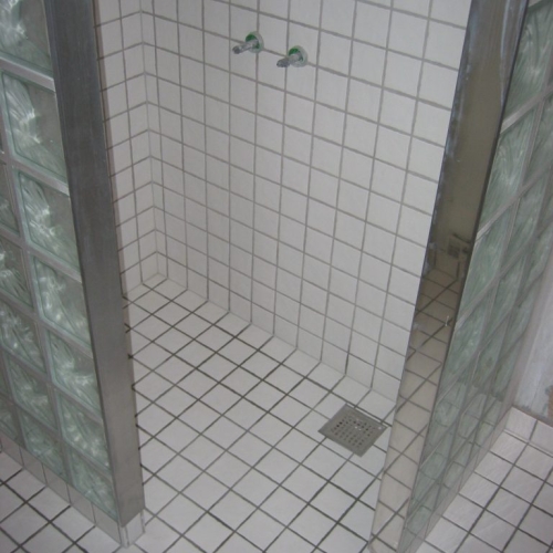 Færdig bruseniche i nyt badeværelse i København med hvide fliser