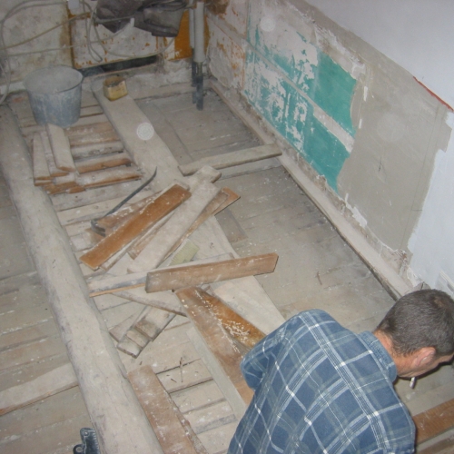 Fjernelse af gamle gulvbrædder i badeværelsesrenovering i København