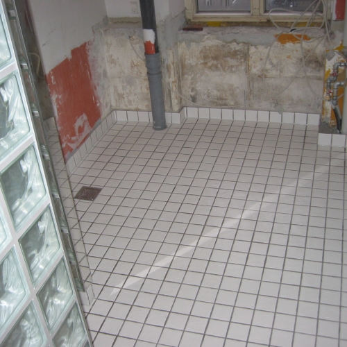 Fliselagt gulv i badeværelsesrenovering i København