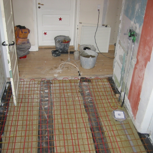 Isolering og montering af elvarmeslanger til gulvvarme i nyt badeværelse i København