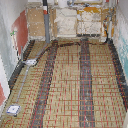 Gulv klar til betonafretningslag i badeværelsesrenovering i København