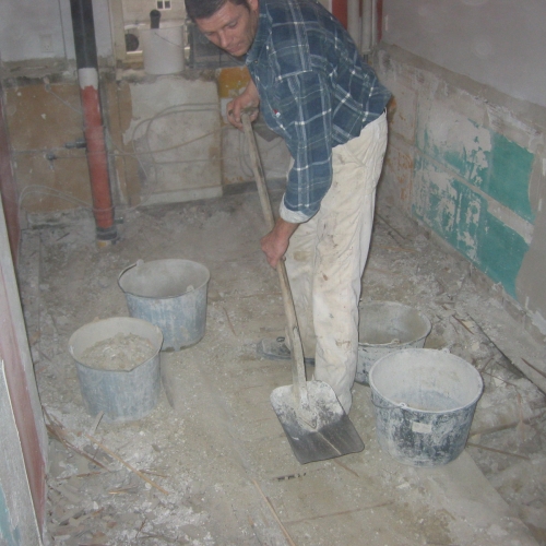 Nedbrydning af badeværelse i København før nyt gulv og fliser