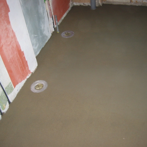 Ny støbt betonafretningslag i badeværelse i København