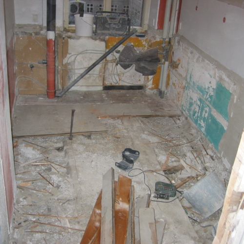 Op med gulvbrædderne under renovering af badeværelse i København