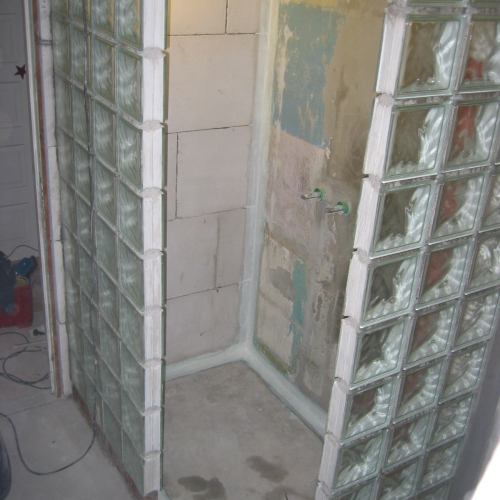 Opmuret glasbyggesten til brusehjørne i nyt badeværelse i København