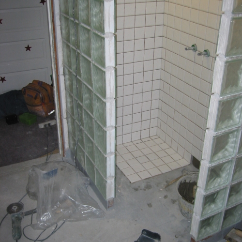 Påbegyndt flisearbejde (næsten færdig) i bruseniche i København