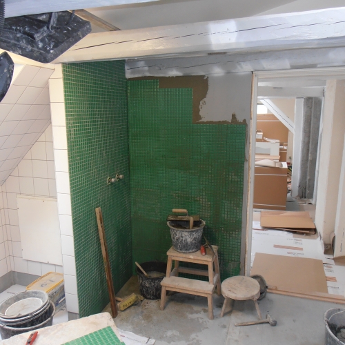 Nyt badeværelse på Sjælland med grøn mosaikvæg under renovering