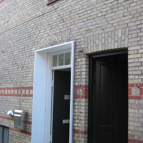 Faktisk to indgangsdøre som kunden ønskede om-muret til et indgangsparti 