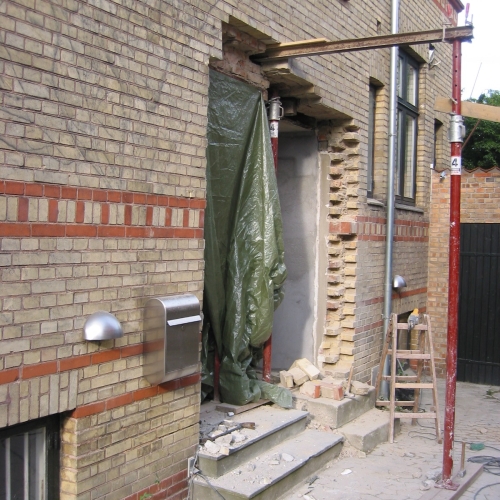 Arbejdet igang udført med  såkalt "jokker" så ikke noget af det øverste murværk dratter ned...