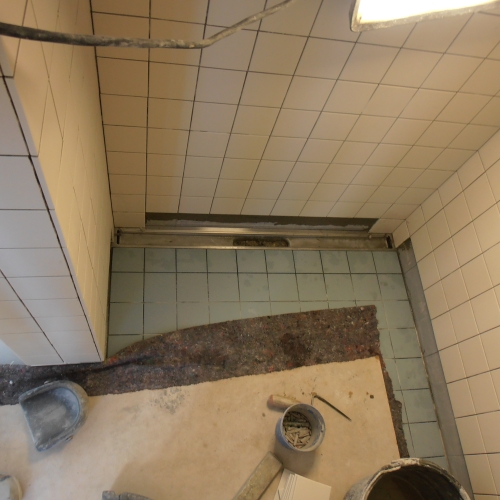 Kunden valgte blå gulvfliser påpeger bruseniche-gulv