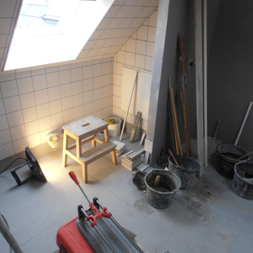 Badeværelsesrenovering på Sjælland med materialer og værktøj klar til montering