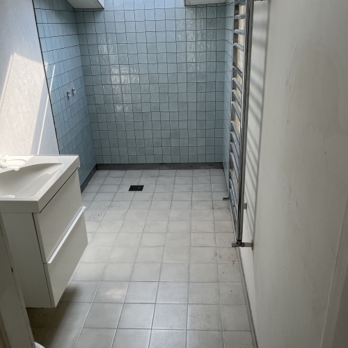 Badeværelsesrenovering på Sjælland med blå fliser og nyt interiør