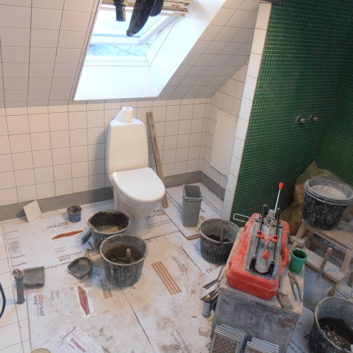 Nyt badeværelse på Sjælland med toilet under renovering og værktøj på gulvet