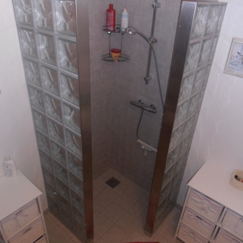 Bruseniche med glasbyggersten på nyt badeværelse i Tulstrup, Sjælland