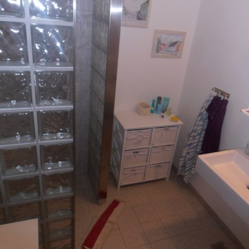 Nyt badeværelse i Tulstrup, Sjælland med glasvæg og bruseniche