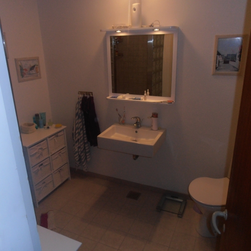 Nyt badeværelse i Tulstrup, Sjælland med væghængt håndvask